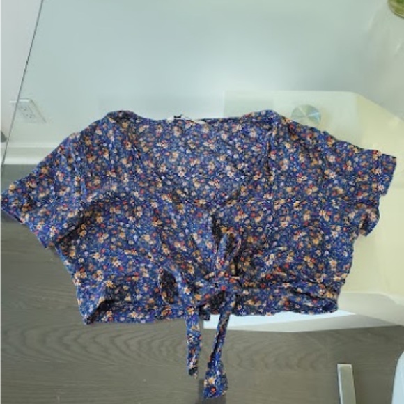 Matching set American eagle with button down top and soft shorts - Picture 7 of 11